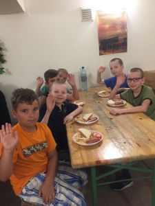 Straatkinderen komen twee tot drie keer per week voor een maaltijd.